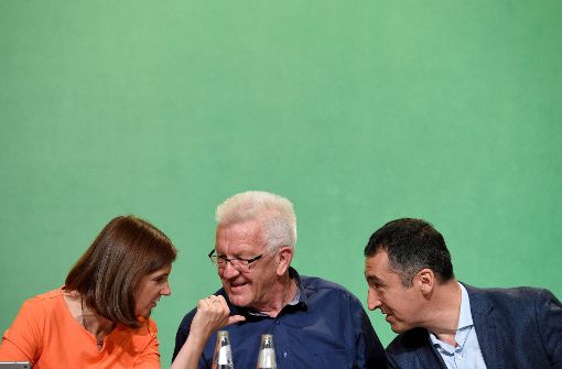 Karin Göring-Eckard, Winfried Kretschmann und Cem Özdemir (von links) werben gemeinsam für eine Regierungsbeteiligung der Grünen. Foto: dpa