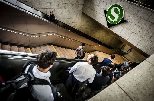 Raus aus dem Feinstaub, rein in den S-Bahn-Frust: Störungen plagten am Dienstag die Fahrgäste. Foto: Leif Piechowski
