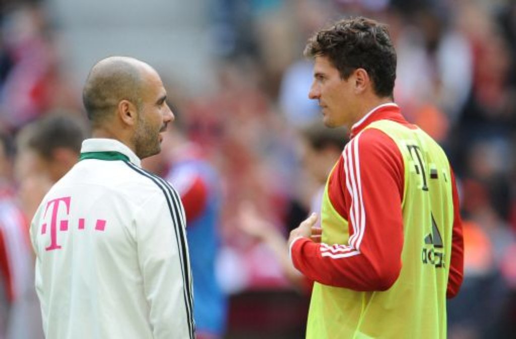 Mario Gomez (rechts) im Gespräch mit Bayern-München-Trainer Pep Guardiola. Foto: dpa