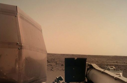 Dieses von der Nasa zur Verfügung gestellte Foto zeigt ein Bild auf dem Mars, das der Nasa-Roboter InSight mithilfe einer an seinem Arm befestigten Kamera  aufgenommen hat. Foto: NASA/dpa