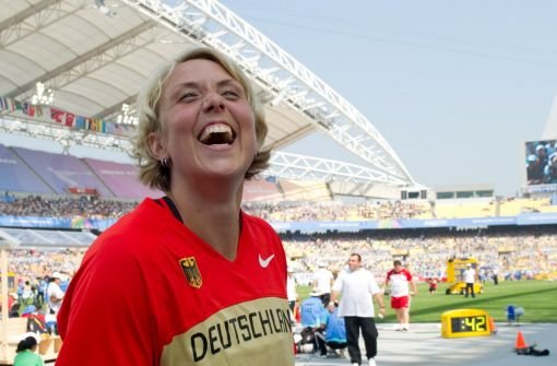 Speerwerferin Christina Obergföll freut sich über ihr gutes Ergebnis in der Qualifikationsrunde. Foto: dpa