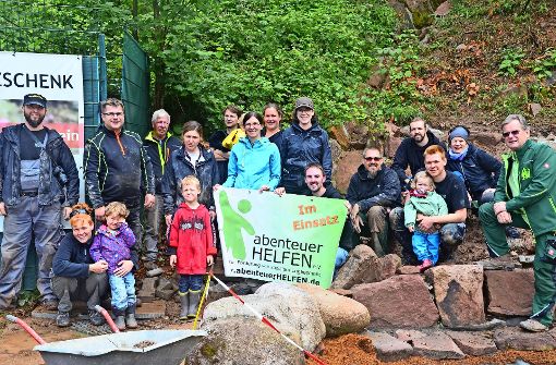 Im Juli hat der Verein dabei geholfen, dass der Schwarzwälder Wolf- und Bärenpark   Bad Rippoldsau-Schapbach  einen Kräutergarten bekommt.Die körperliche Arbeit ist auch ein Ausgleich für Bürotätigkeiten. Foto: privat