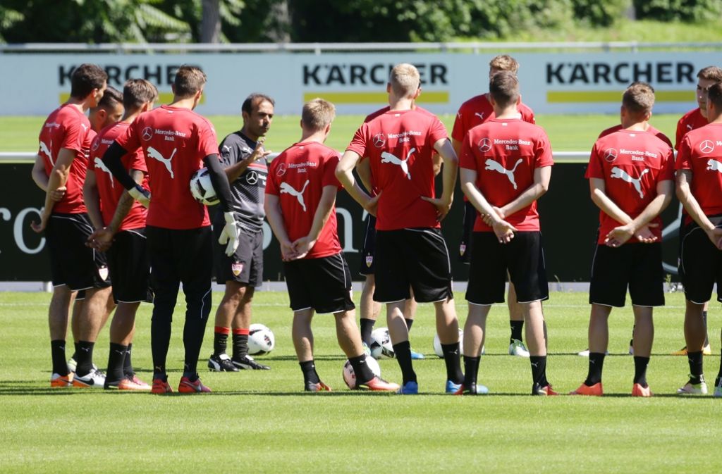 Die Profis vom VfB Stuttgart haben am Donnerstagvormittag zum ersten Mal mit ihrem neuen Coach Jos Luhukay trainiert. Wir haben die Bilder.