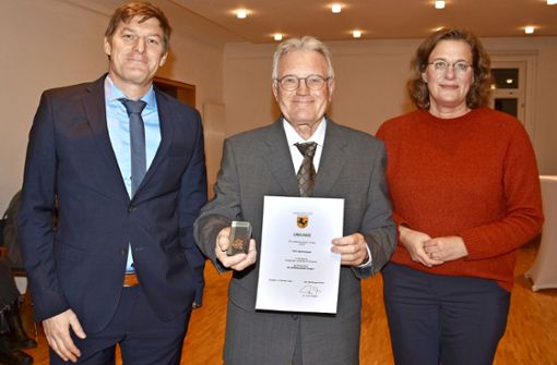 Lars Köhler und Bezirksvorsteherin Dagmar Wenzel gratulieren Jakob Rukatukl (Mitte) zur Ehrenmünze der Stadt. Foto: /Mathias Kuhn