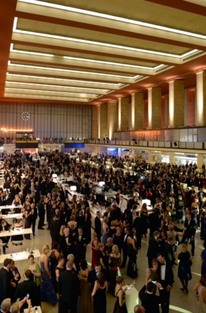 Erstmals hat der Bundespresseball im ehemaligen Flughafen Tempelhof stattgefunden.