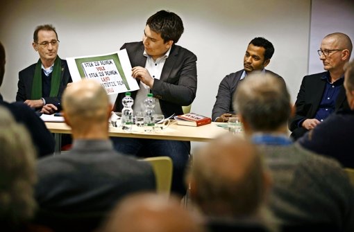 Willi Halder, Alexander Salomon, Thumilan Selvakumaran  und Gerhard Dinger (von links)  diskutieren über den Ausschuss. Foto: Stoppel