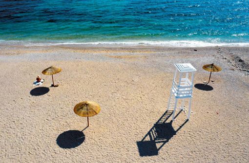 Ein Strand bei Athen. Griechenland-Urlauber müssen sich auf zahlreiche Beschränkungen gefasst machen. Foto: dpa/Lefteris Partsalis