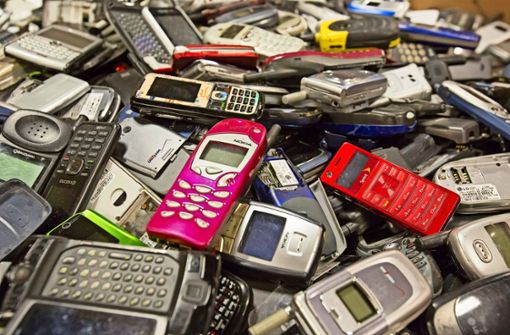 Die Bürger können ihre alten, ungenutzten Handys bei der Gemeinde Maximilian Kolbe abgeben. Foto: Mauritius