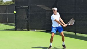 Moritz Schmidt vor dem Gebäude  der Fresno Pacific University und beim Training auf dem Tenniscourt. Foto: privat