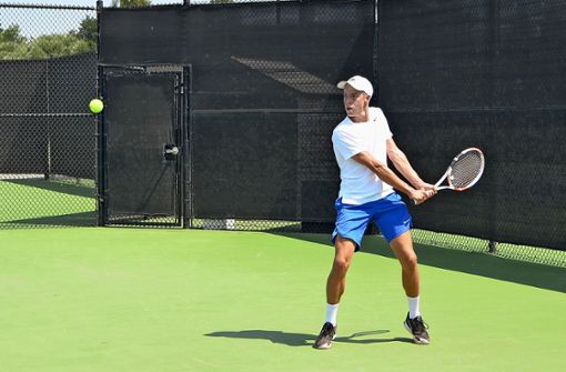 Moritz Schmidt vor dem Gebäude  der Fresno Pacific University und beim Training auf dem Tenniscourt. Foto: privat