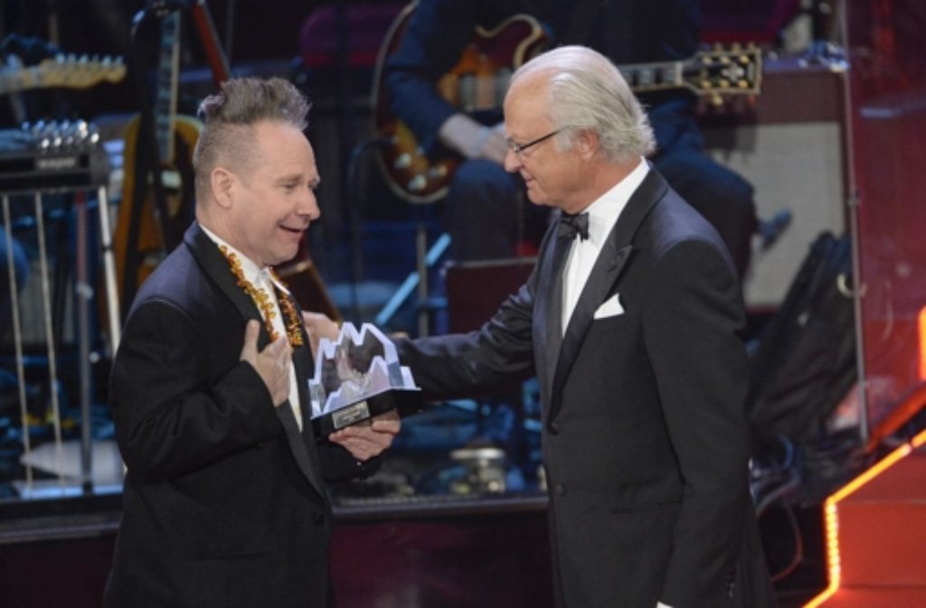 König Carl Gustaf überreicht Peter Sellars den Polarmusikpreis.