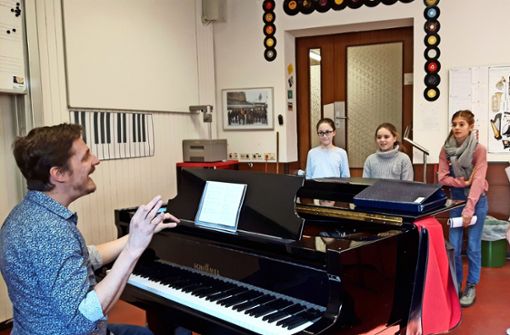 Florian Schmitt-Bohn  gibt seinen Schülerinnen noch Tipps vor ihrem Auftritt in der Liederhalle. Die  fünf Mädchen gehören zum  Chor des Hölderlin-Gymnasiums. Foto: Eva Funke