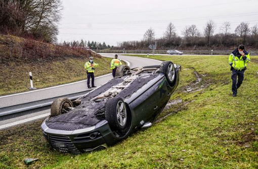Der 19-jährige Fahrer konnte sich aus eigener Kraft aus dem Unfallauto befreien. Foto: SDMG/Kohls