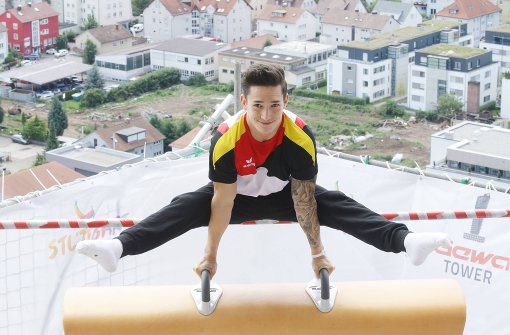 Über den Dächern von Fellbach: Marcel Nguyen bei der STB-Olympiaverabschiedung Foto:  