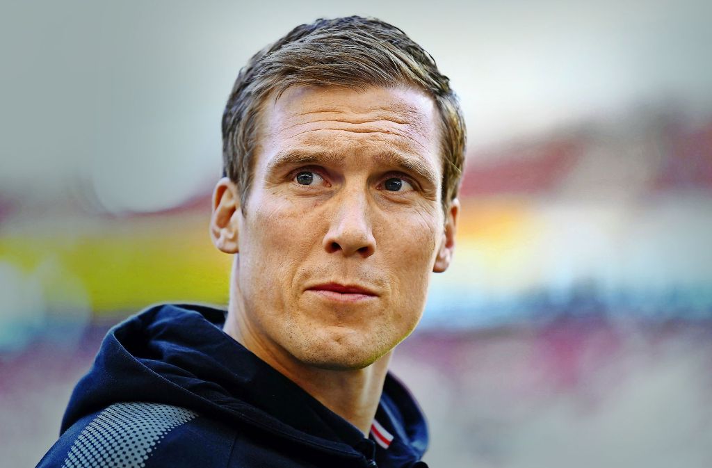 Der VfB-Trainer Hannes Wolf achtet genau darauf, wie sich seine jungen Spieler präsentieren.