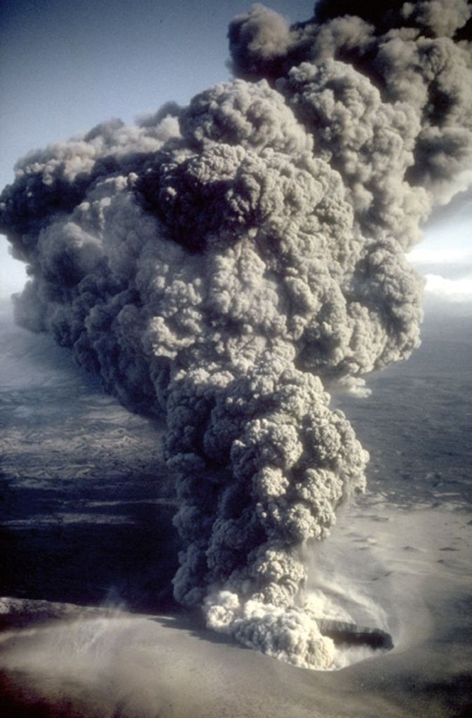 Eine phreatomagmatische Explosion des Ukinrek Maar in Alaska im Jahr 1977.