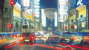 Lichtermeer auf dem nächtlichen Boulevard: In der Turiner Einkaufsstraße Via Roma herrscht dichter Verkehr. Foto: Bildagentur-Online/Tips-Images