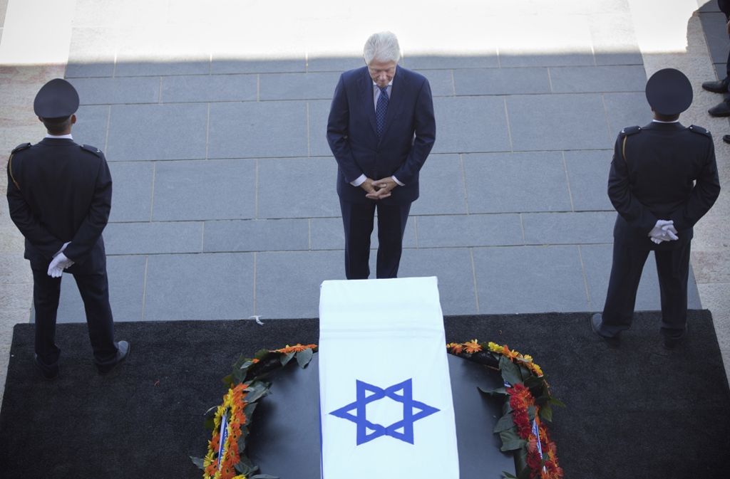 Bill Clinton ist der erste hohe Gast, der zur Beerdigung am Freitag in Jerusalem eingetroffen ist.