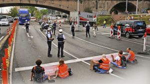 Auf der Bundesstraße 10 in Bad Cannstatt beim Leuze-Knoten  haben Aktivisten die Straße blockiert. Foto: Fotoagentur Stuttgart/Rosar
