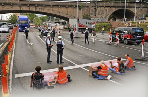 Auf der Bundesstraße 10 in Bad Cannstatt beim Leuze-Knoten  haben Aktivisten die Straße blockiert. Foto: Fotoagentur Stuttgart/Rosar