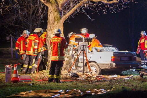 Ein 60-Jähriger ist auf der Kreisstraße 1672 Richtung Benningen mit seinem Volvo von der Straße abgekommen und gegen einen Baum geprallt. Der Fahrer wurde schwer verletzt und musste von der Feuerwehr aus seinem Auto geborgen werden. Foto: www.7aktuell.de | D. Dagobert (53 Fotos)