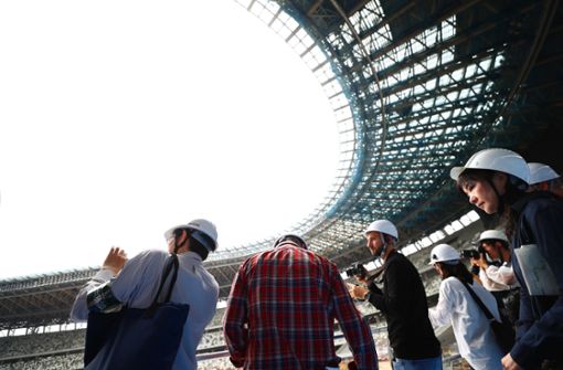 Spiele der Superlative: Journalisten bei einer Besichtigung des neuen Stadions in Tokio Foto: AFP