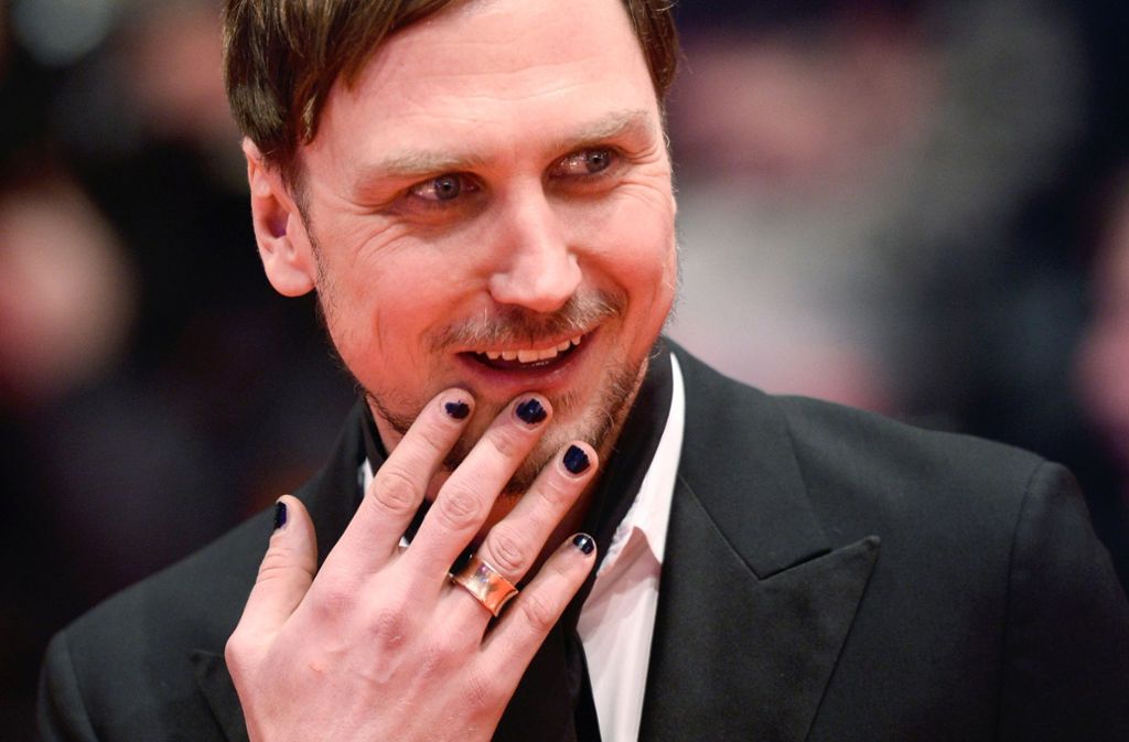 Mut zur Farbe: Lars Eidinger kommt zur Berlinale 2016 mit lackierten Fingernägeln. Warum auch nicht?