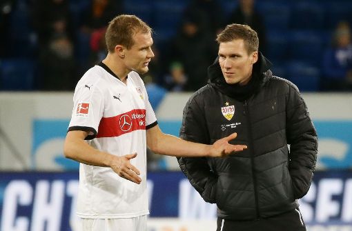 Unzufrieden: Holger Badstuber im Gespräch mit VfB-Coach Hannes Wolf. Foto: Pressefoto Baumann