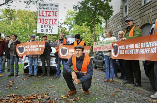 Wegen Sitzblockaden  musste  ein Aktivist am Amtsgericht  in Stuttgart antreten. Dort standen seine Unterstützer und Unterstützerinnen hinter ihm. Foto: Lichtgut/Leif Piechowski