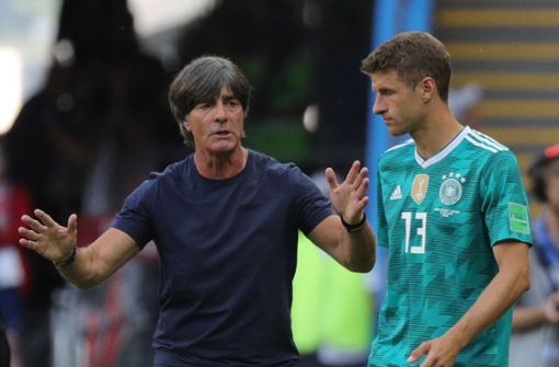 Holt Joachim Löw (links) Thomas Müller zurück ins DFB-Team? Foto: dpa/Christian Charisius