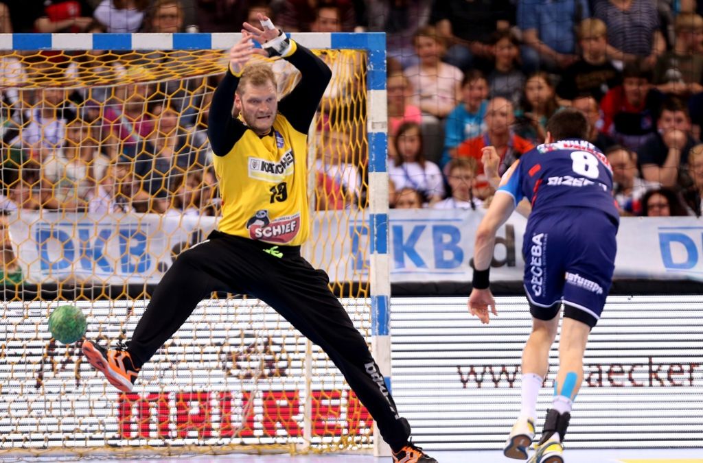 Die Handballer des TVB Stuttgart um Torhüter Jogi Bitter (li.) wollen in ihrem letzten Heimspiel der Saison dem Meisterschaftskandidaten SG Flensburg-Handewitt ein Bein stellen.