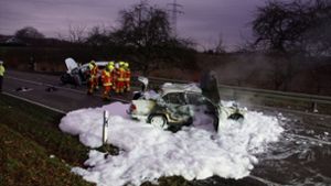 Auto gerät nach Aufprall in Brand – drei Menschen schwer verletzt