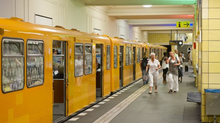 Schülerin findet Handtasche mit 14.000 Euro in U-Bahn