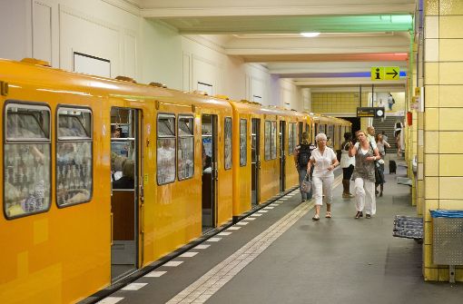 In einer Berliner U-Bahn hat eine Schülerin eine Tasche mit 14.000 Euro gefunden (Symbolfoto). Foto: dpa