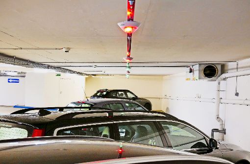 Das rote Licht verrät untrüglich: Dieser Parkplatz ist belegt. Foto: Stadtwerke