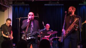 Albie Donnelly mit seiner Band auf der Bühne des Laboratoriums. Foto: Lichtgut/Michael Latz