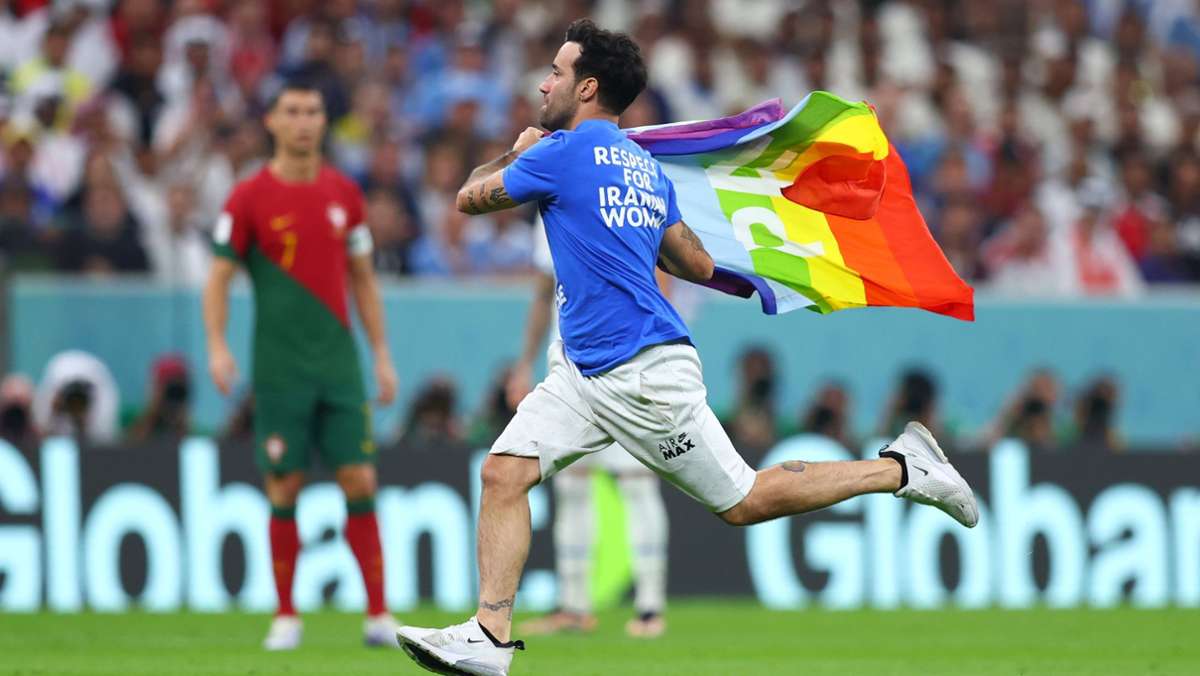 WM-Spiel Portugal gegen Uruguay: Flitzer stürmt Feld mit Regenbogen-Fahne