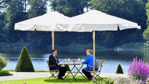 Angela Merkel mit Italiens  Giuseppe Conte im Schlossgarten von Meseberg – es geht darum, die harten fronten im EU-Milliardenpoker um ein Corona-Konjunkturpaket aufzubrechen. Foto: AP/Tobias Schwarz