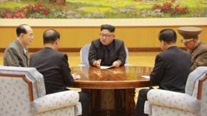 Kim Jong Un spricht zu seinen Mitarbeitern, die  Schweiz will nun auch mit ihm reden. Foto: dpa
