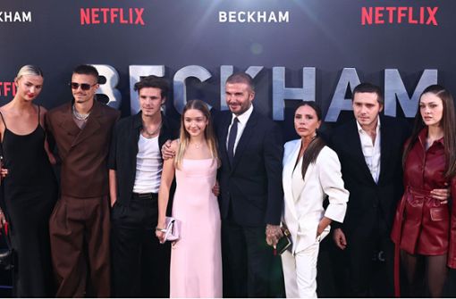 Der Beckham-Clan (von links): Mia Regan mit ihrem Freund Romeo, Cruz, Harper, David, Victoria, Brooklyn und Nicola Peltz. Foto: AFP/HENRY NICHOLLS