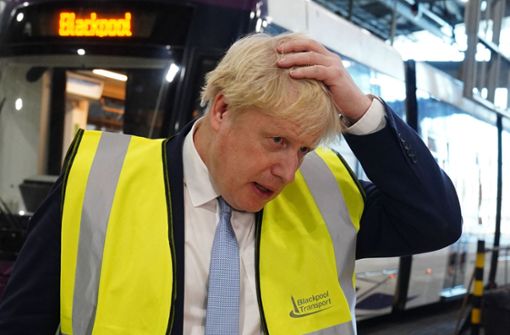 Boris Johnson steht extrem unter Druck. Foto: AFP/PETER BYRNE