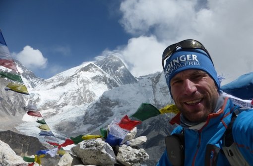 Matthias Baumann fast am Ziel – im Hintergrund sieht man den Mount Everest Foto: Baumann