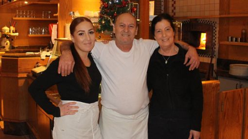 Die Gastronomen Franceso und Annamaria Giordano, hier mit ihrer Tochter Valentina, ziehen sich alters-, gesundheits- und stresshalber zurück. Foto: Caroline Holowiecki