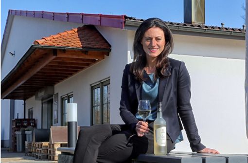 Marketingleiterin Antje Friedrich gönnt sich ein Glas Wein vor der WG. Das können künftig auch Kunden außerhalb der Öffnungszeiten. Foto: avanti