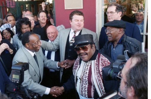 Der US-Trompeter Dave Bartholomew (links) und sein Kollege Fats Domino (Mitte) feierten 1999 das 50-Jahr-Jubiläum von Fats Dominos erster Plattenaufnahme in New Orleans mit Kollegen. ) Foto: AP