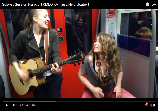 Die Hamburger Sängerin Anna Guder (l.) alias Kiddo Kat und Heidi Joubert aus Südafrika hatten sichtlich Spaß beim Grooven in der Frankfurter S-Bahn. Foto: Screenshot Kiddo Kat
