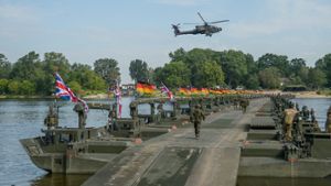 Deutsche und britische Pioniere bauen beim Militärmanöver Anakonda 2016 bei Chelmno eine 350 Meter lange Brücke über die Weichsel. Foto: DPA