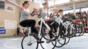 Akrobatisch: Die Kunstradfahrerinnen des RKV Denkendorf Foto: Baumann