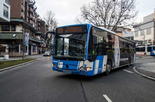 Ein Bus verursacht am Sindelfinger Busbahnhof einen Unfall. Aus bisher unbekannten Gründen kracht er in eine Haltestelle. Foto: SDMG/Dettenmeyer