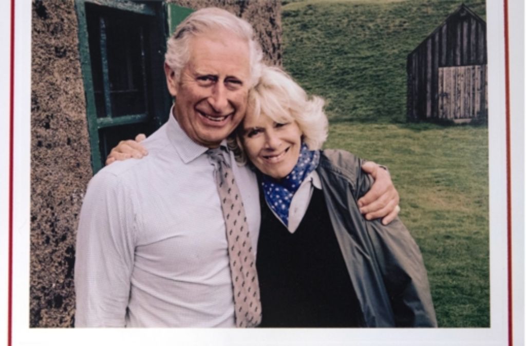 Ach halt, beinahe hätten wir sie vergessen: Auch der passionierte Briefeschreiber Prinz Charles und seine Frau, Herzogin Camilla, lassen Mitte Dezember alle Briten mit diesem Weihnachtsgruß wissen: Uns gehts zusammen blendend!